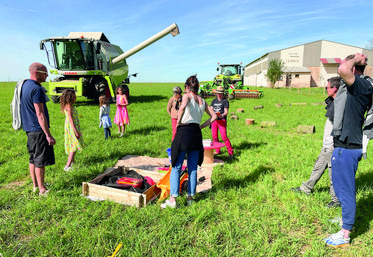 Le 17 avril, à Orrouer. Véronique André (à d.) a fait découvrir sa ferme pédagogique de la Choltière, lors du week-end portes ouvertes du réseau Bienvenue à la ferme.