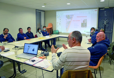 Plusieurs aviculteurs se sont réunis à Nesploy afin de constituer un groupe en emploi partagé autour d'un agent de remplacement.