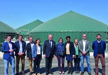 Vendredi 22 avril, à Coulombs-en-Valois. Les différents acteurs étaient réunis autour de Laurent Cossut et de Dorothée et Jean-Marc Duwer pour célébrer le premier anniversaire du méthaniseur.