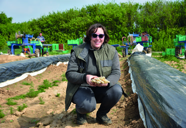 À Ablis (Yvelines), le 26 avril. Claire Perrot-Léquippé s'est lancée dans la production d'asperges en 2019.