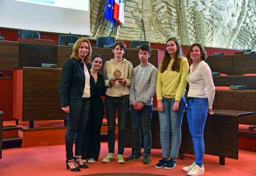 Le lycée Jean-Zay s'est vu remettre un des trophées des Défis réduc-gaspi par Carole Canette, vice-présidente de la Région.