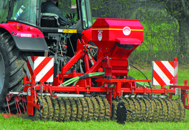 Matériel de sursemis à la volée avec rouleau.