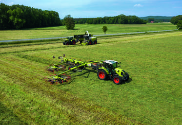 L'andainage juste avant l'ensilage permet de profiter au maximum de l'effet de séchage naturel du fourrage.