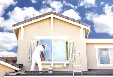 Les travaux d'entretien et de réparation réalisés dans un logement destiné à la location sont souvent déductibles des impôts.