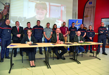 Pauline Martin, Marc Gaudet et Alain Grandpierre ont signé deux conventions en présence des employés du conseil départemental qui sont sapeurs-­pompiers volontaires.