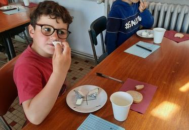 Au concours de Thorée-la-Rochette, vins et fromages ont été départagés par des jurés adultes. Les scolaires ont aussi été jurés. Après avoir été initiés à la dégustation de jus et de fromages, ils ont départagé les produits. 