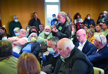 Le 28 avril, aux Corvées-les-Yys. Le débat public autour de l'installation du méthaniseur de la CABBP à Nonvilliers-Granhoux a mobilisé les opposants, vent debout contre le projet.