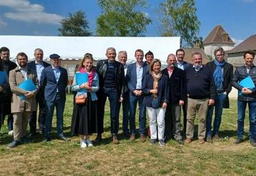 À Boutigny-sur-Essonne, le 27 avril. Des élus UDI du conseil régional d'Île-de-France ont visité la ferme pilote innovation, emmenés par les élus agricoles franciliens.