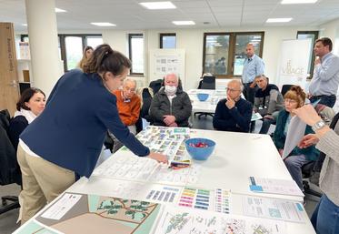 Mardi 26 avril, à Châteaudun. Le panel citoyen du Living-lab du possible a travaillé sur la conception d'une maquette de méthaniseur et de son environnement.