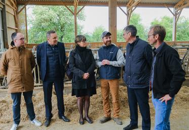 Mardi 3 mai, aux Autels-Villevillon. La signature du contrat tripartite sur la ferme de Christophe Provot (au c.) est aussi l'occasion pour l'éleveur de présenter son exploitation.