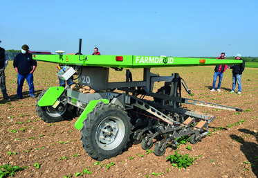 Le 6 mai, à Boutigny (Essonne). Les agriculteurs ont découvert le robot Farmdroid en conditions réelles de binage dans une parcelle de betteraves.