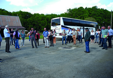 Lundi 9 mai, à Lignières. L'ensemble des participants à la visite pré-comice a pu échanger avec Jean-Pierre et Frédéric Samson, éleveurs laitiers et ­aviculteurs. 