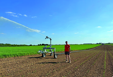 Baptiste Menon inaugure cette année son système d'irrigation qui lui permettra de limiter les pertes de rendements dues à la sécheresse.