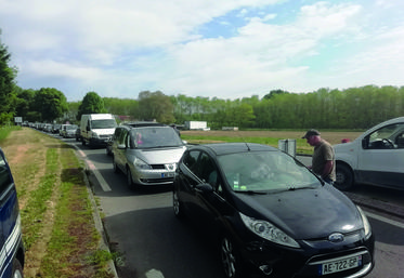 Le 7 mai, à Contres. Les fraisiculteurs distribuent des fraises aux automobilistes pour leur expliquer leur désarroi face au manque de main-d'Suvre.
