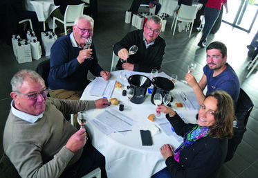 Jeudi 5 mai, sur le site Robert et Marcel de Saint-Cyr-en-Bourg (Maine-et-Loire). Un jury de trente professionnels a salué le travail soigneux accompli par les élaborateurs de crémant de Loire à l’occasion du concours national.