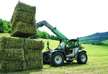 Le KT407 est le modèle phare en grandes cultures. Il est capable de lever une charge de 4 tonnes à 7 mètres.