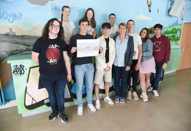 Le 12 mai, à Sours. Des lycéens de La Saussaye ont récolté 500 euros de dons pour les réfugiés ukrainiens dans le cadre de leur engagement citoyen.