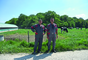 Lundi 9 mai, à Lignières. Les frères Fabien (à g.) et Jean-Pierre Samson présentent leur exploitation à l'occasion de la visite pré-comice. 