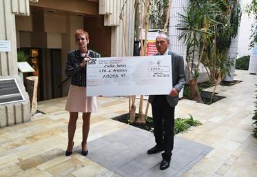 Lors de l'assemblée générale de l'Amoma 41, son président Jean-François Daudin a remis un chèque de 1	000 euros au lycée agricole de Vendôme, représenté par Gwenaëlle Lepage, sa directrice.