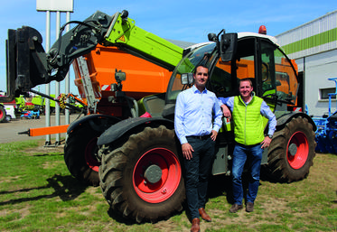 Mathieu Dumeige et Vincent Legrand devant un Scorpion. Ils mettent en avant la boîte Varipower.