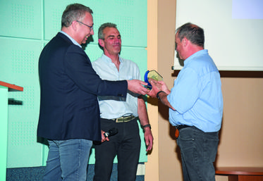Le 13 mai, à Chartres. Le président de la chambre d'Agriculture, Éric Thirouin (à g.), a souligné l'implication de l'animateur de l'Asa 28, Daniel Lazier (à d.), qui prend sa retraite après une quarantaine d'années à ce poste.
