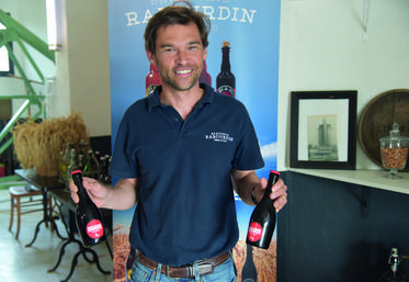 Courpalay, samedi 14 mai. Hubert Rabourdin présente la dernière-née des Briardes, celle aromatisée au coquelicot.