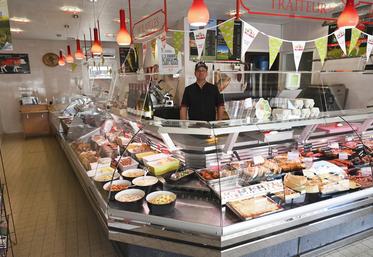 Robin Fabien, gérant de la Boucherie de l'Hôtel de ville à Vineuil, et son étalage de produits venant de circuits courts. 