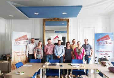 Jeudi 19 mai à Paris. Sous la présidence de Clément Torpier (au centre, ­chemise bleue), les Jeunes agriculteurs région Île-de-France ont tenu leur assemblée générale.