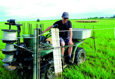 Jean-Luc Douine utilise le Clotur'Xpress avec un quad pour ses brebis en ­pâturage tournant.
