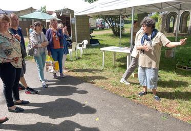 Le 14 mai, à Lèves. La directrice du Jardin Solibio, Claire Génova (à d.), a expliqué les tenants et aboutissants de l'Éco-pôle qui complète son dispositif.
