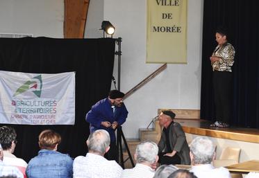 Vendredi 20 mai, à Morée. La troupe Le Moulin à paroles en représentation durant le théâtre-débat organisé par la chambre d'Agriculture de Loir-et-Cher.