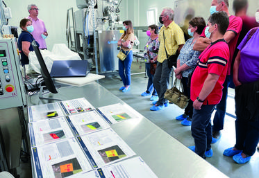 Le 20 mai, à Orlu. Sébastien Lucas et sa femme (à g.) ont détaillé le processus de fabrication de leurs pâtes, commercialisées sous le nom Pastéole.