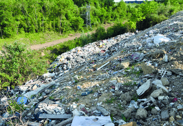 En 2018, au terme de cinq mois d'occupation illégale du site, 14	000 m3 de déchets ont été découverts sur ce site de 8 hectares, soit 6	000 tonnes qui sont désormais en cours de traitement et d'évacuation. 
