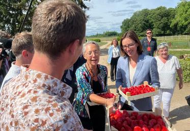 En fin de rencontre, les ministres sont repartis avec des fraises de ­l'exploitation Les Marais. 