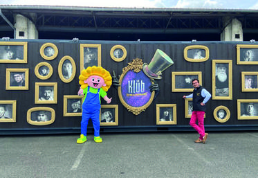 Jules Gautier, trésorier des Terres de Jim en Beauce, et Solenn Haquet, en charge du marché de producteurs, accompagnaient Jim dans la découverte du Klub Extraordinaire.