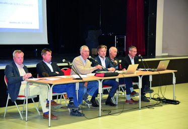 Lundi 30 mai, à Nangis (Seine-et-Marne). Les nouveaux contrats proposés pour 2023, 2024 et 2025 par la sucrerie Lesaffre sont présentés aux planteurs.