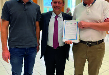 Veneux-les-Sablons, vendredi 3 juin. Le député sortant de la 3e circonscription et candidat LR, Jean-Louis Thiériot, a signé la charte lors d'une réunion publique.