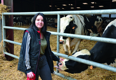 À seulement 20 ans, Magali est agent de remplacement sur une exploitation en bovins lait.