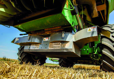 À la sortie de la moissonneuse-batteuse, les graines et les menues-pailles passent dans un entonnoir et dans un double rotor.