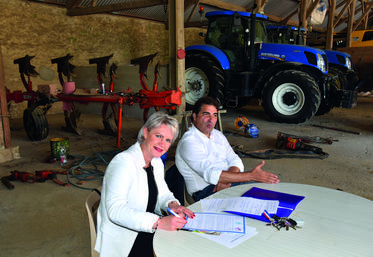 Chenoise, vendredi 10 juin. Isabelle Périgault aux côtés de son suppléant Christian Jacob.