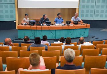 Vendredi 10 juin, à Chartres. Les échanges sont nourris entre les agriculteurs concernés par les aménagements de la future autoroute A154.