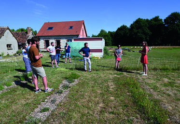 Jeanne Hermant, présidente de JA 41, présente son exploitation ainsi que ses plantes aromatiques et ruches. 