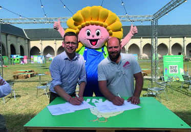 Signature de la convention partenaire avec Système U, avant la soirée de lancement, au Campo Santo, vendredi 17 juin.