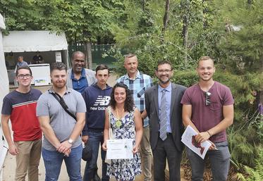 Déborah Bolay est montée sur la première marche du podium du concours régional de reconnaissance des végétaux de sa catégorie. Elle est entourée de la direction de l'EPL La Bretonnière, de son enseignant et des autres participants du CFA.