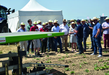 Saint-Germain-Laxis, vendredi 17 juin. La délégation officielle a fait une longue halte pour observer le robot semeur-désherbeur Farmdroid en démonstration.  Quatre robots ont été acquis par le pôle innovation de la Chambre avec l’appui financier de la Région. Aujourd’hui, cette innovation est inscrite dans le futur PCAE.