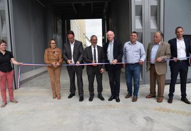 À Bréval (Yvelines), le 9 juin. Entourés d'élus locaux et d'administrateurs, le président de la coopérative Sevépi, Jérôme Charpentier (3e à g.), a inauguré le nouveau silo. 