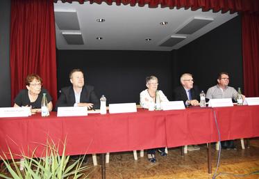 Vimpelles, jeudi 9 juin. Tribune officielle avec de gauche à droite	: Christine Paquet, Pascal Verrièle, Monique Berthelot, Jean-Paul Lecourt et Jean-Michel Ballaguet.