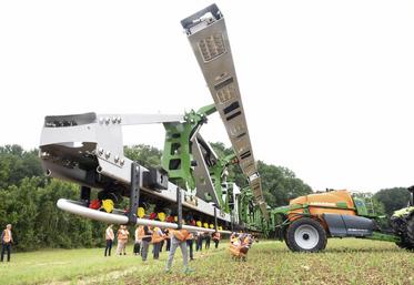 Mardi 21 juin, à Auneau. Le pulvérisateur UX Smart Sprayer, développé par Amazone et BASF a été présenté à la presse. En mode désherbage, les buses ne s'ouvrent qu'au-dessus des adventices.