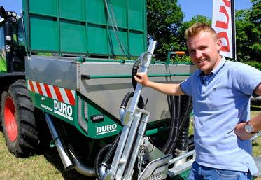 Thomas Renée, responsable marketing chez Duro France, au côté de l'Eole 2300.