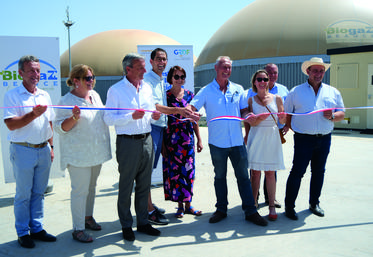 Les gérants de Biogaz Beauce, Rémi Baudrin et Adrien Guyard, entourés des élus et partenaires lors de l'inauguration officielle de l'unité de méthanisation de Varize le 17 juin.